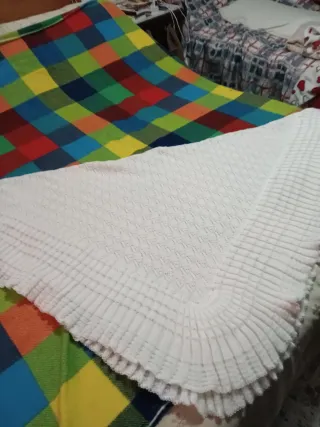 Toquilla de bebé tejida blanco roto