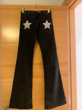 Pantalón vaquero negro acampanado