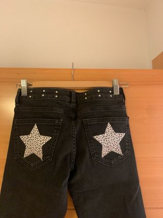 Pantalón vaquero negro acampanado