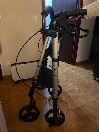 Andador plegable con asiento y cesta