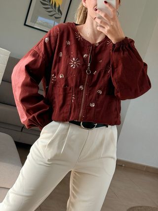 Pantalón vestir beige con detalle tobillo