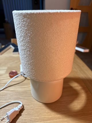 Lámpara de mesa beige tela