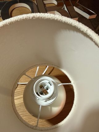 Lámpara de mesa beige tela