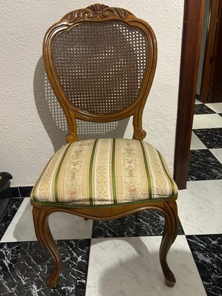 Sillas de madera con asiento de tela y rejilla