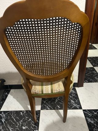Sillas de madera con asiento de tela y rejilla