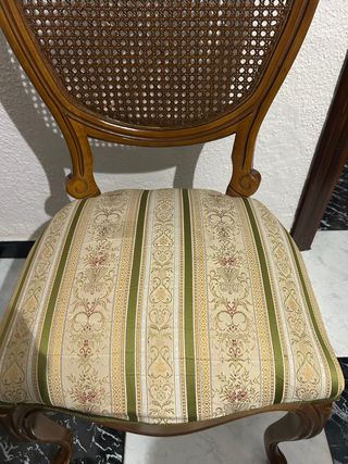 Sillas de madera con asiento de tela y rejilla