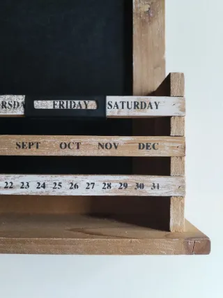 Pizarra marco de madera con calendario