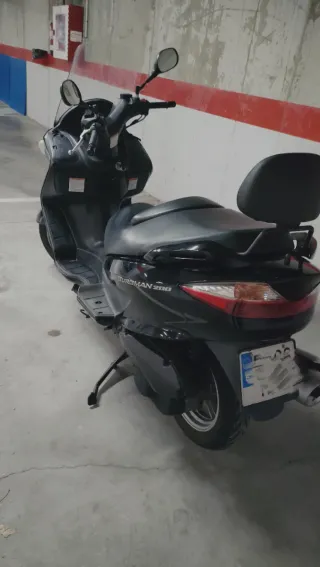 Suzuki Burgman UH200 Negra