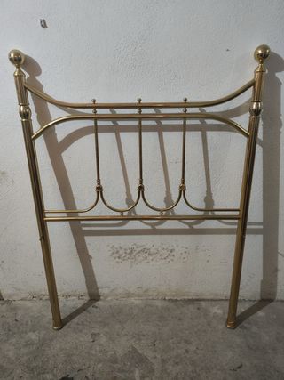 Cabecero de metal dorado