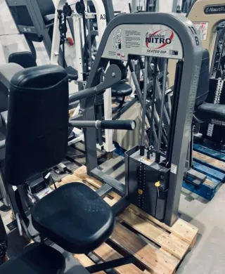 Nautilus Nitro Seated Dip Máquina Gimnasio