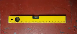 Nivel de acero aluminio amarillo con métrica.