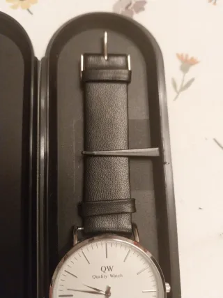 Reloj Quality Watch Negro y Plateado