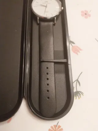 Reloj Quality Watch Negro y Plateado