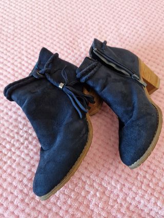 Botines azules con tacón de madera