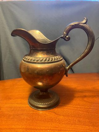 Jarra antigua de metal