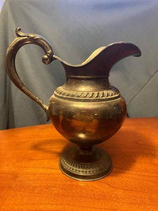 Jarra antigua de metal