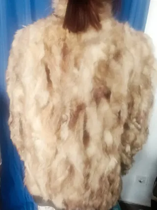 Chaqueta de pelo beige y marrón