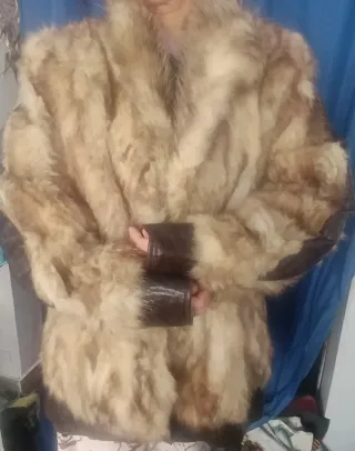 Chaqueta de pelo beige y marrón