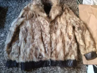Chaqueta de pelo beige y marrón