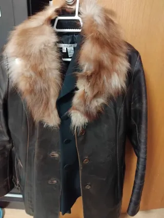 Chaquetón de cuero marrón con cuello de pelo