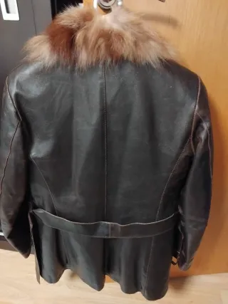 Chaquetón de cuero marrón con cuello de pelo