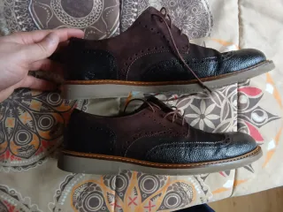 Zapatos de vestir marrones y negros