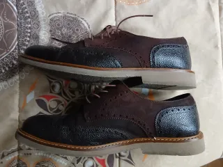 Zapatos de vestir marrones y negros