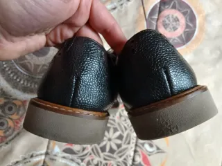 Zapatos de vestir marrones y negros