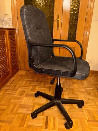 Silla de oficina ergonómica con ruedas