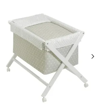 Minicuna de madera con ruedas