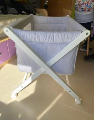 Minicuna de madera con ruedas