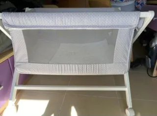 Minicuna de madera con ruedas