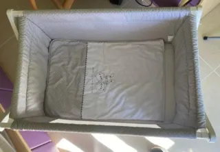 Minicuna de madera con ruedas