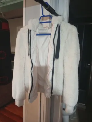 Chaqueta borrego blanca beige Pull and Bear