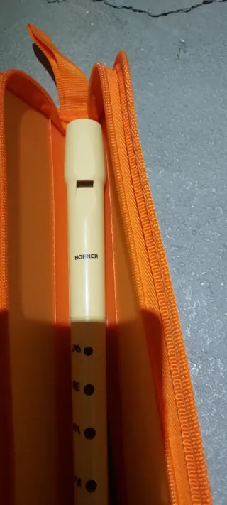 Flauta dulce HOHNER en color beige.