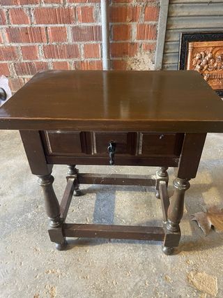 Mesa auxiliar de madera oscura