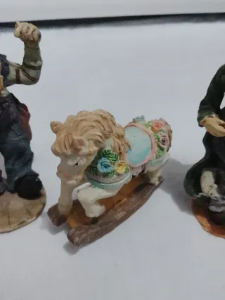 Figuras de payasos y caballito balancín