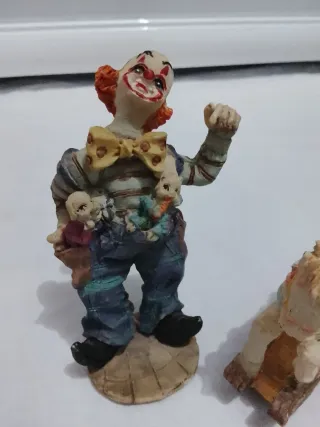 Figuras de payasos y caballito balancín