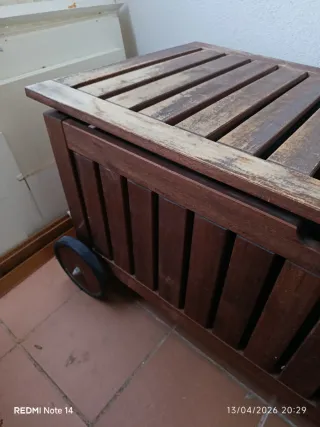 Banco de almacenaje madera con ruedas
