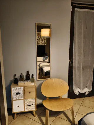 Comodino, sedia e specchio