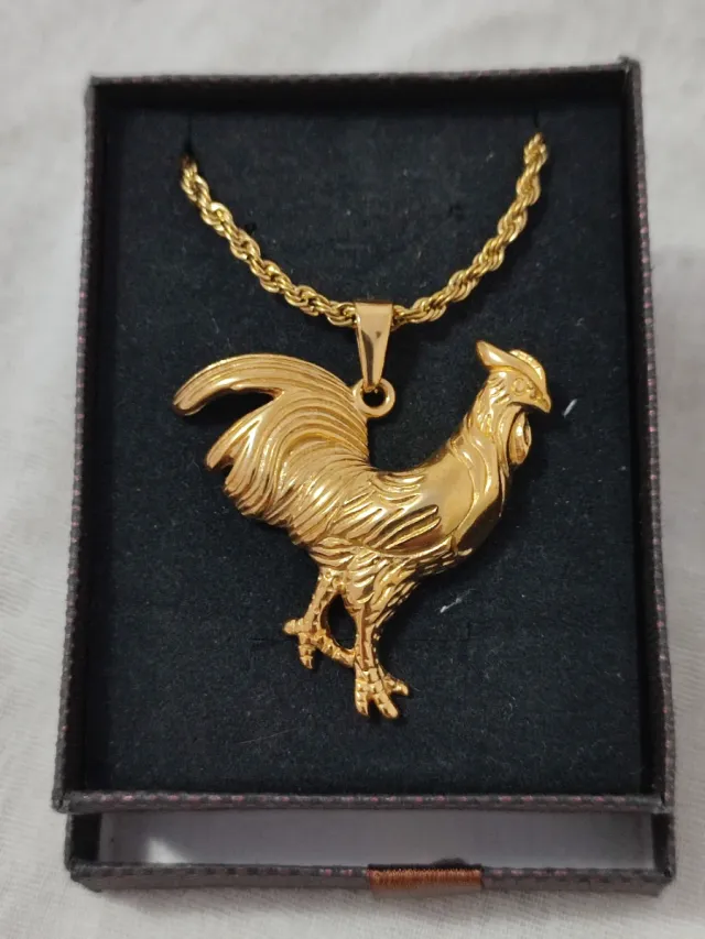 Colgante de gallo con cadena de oro