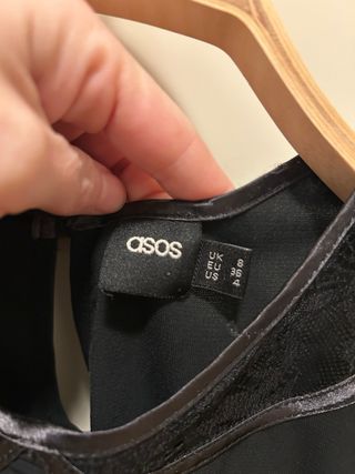 Vestido negro ASOS con cuello encaje