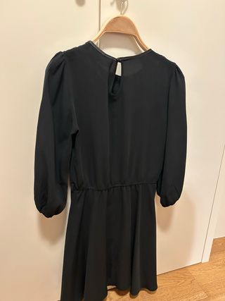 Vestido negro ASOS con cuello encaje