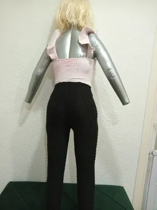 Conjunto top rosa y pantalón negro