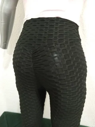 Conjunto top rosa y pantalón negro