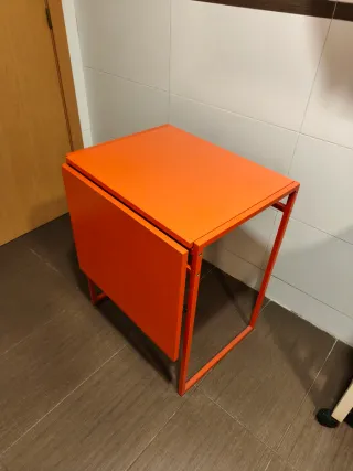 Mesa naranja plegable