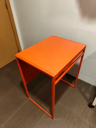 Mesa naranja plegable