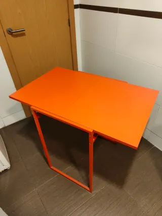 Mesa naranja plegable