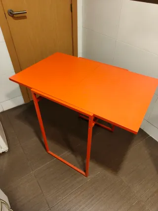 Mesa naranja plegable
