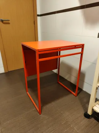 Mesa naranja plegable